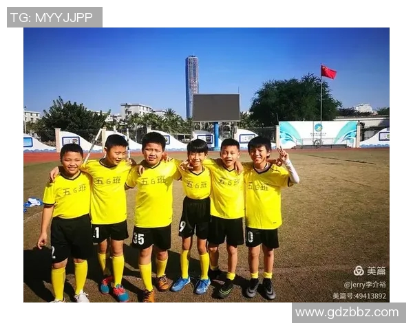 小孩勇敢追逐梦想与足球球星携手演绎温暖感人故事