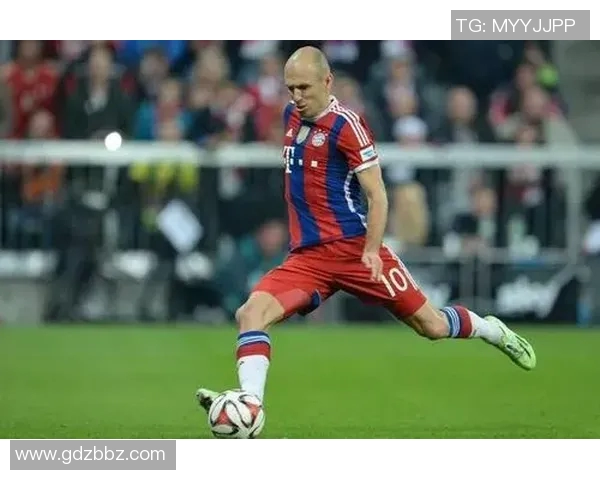 被足球踢三次的球星经历:从意外到传奇的成长与反思 被足球踢三次的球星经历:从意外到传奇的成长与反思