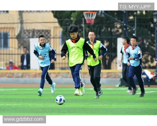 背影定格绿茵英雄风采凝聚足球巨星独特魅力瞬间