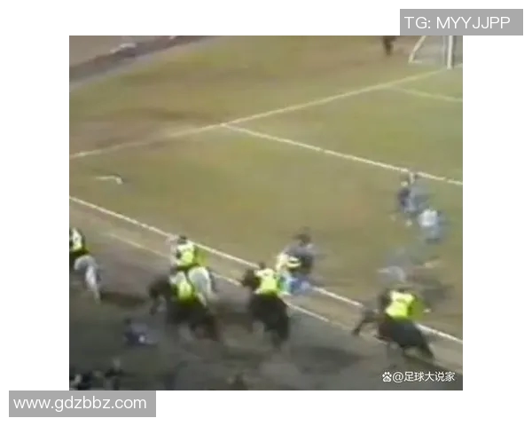 足球场上的怒火爆发瞬间 球星怒吼挑战极限情绪瞬间揭秘